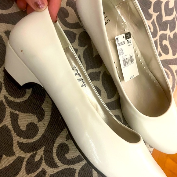 Basic Edition women’s low heel white pumps (Size 9.5 Wide) - Picture 2 of 6